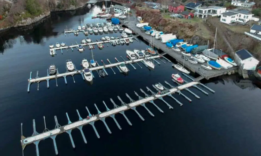 Åstveit Marina sett fra lufta, innerst i Åstveitvågen
